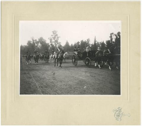 Primera imagen del registro Desfile militar en el parque Cousiño en honor del Principe Humberto de Saboya
