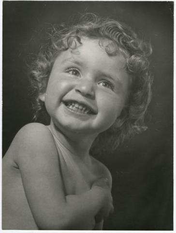 Primera imagen del registro Retrato infantil de Estudio de niña Urzúa