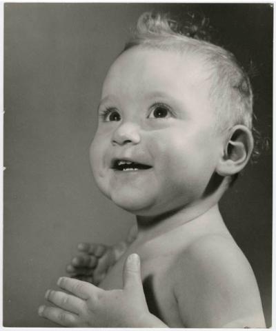 Primera imagen del registro Retrato infantil de estudio de niño Coromina