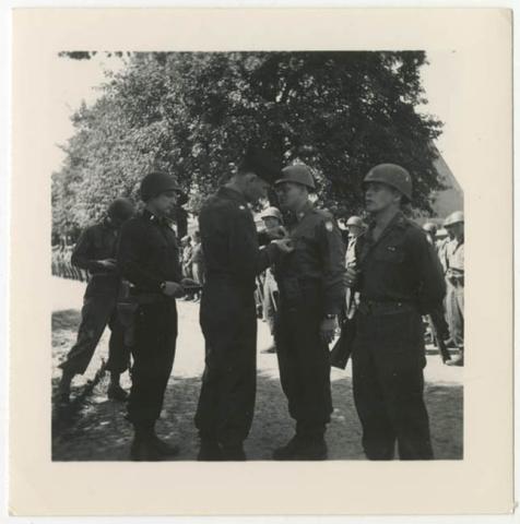 Primera imagen del registro OFICIAL CONDECORANDO SOLDADO,LINZ,AUSTRI