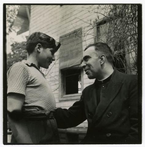 Primera imagen del registro Padre Alfredo Ruiz-Tagle con un niño