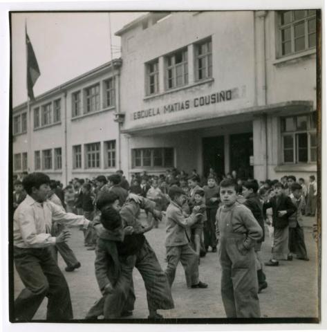 Primera imagen del registro Niños jugando, Escuela de Lota