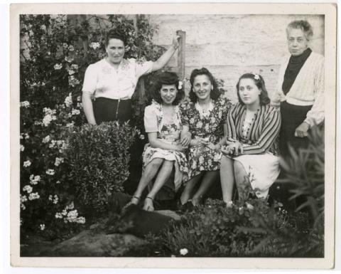 Primera imagen del registro Mujeres en el jardín