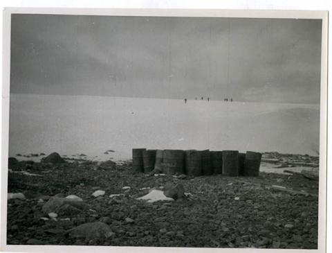 Primera imagen del registro BARRILES EN BASE ANTARTICA