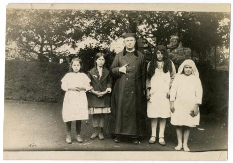 Primera imagen del registro Sacerdote junto a unos niños