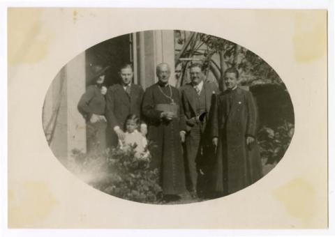 Primera imagen del registro Sacerdote con un grupo de personas