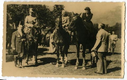 Primera imagen del registro El Presidente Gabriel González Videla y su esposa a caballo