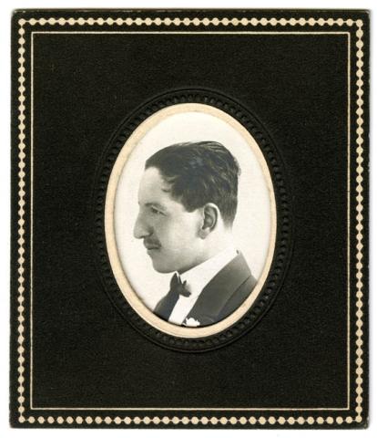 Primera imagen del registro FOTO DE RETRATO HOMBRE MEDALLON