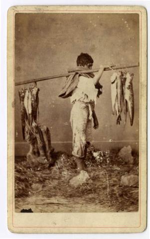 Primera imagen del registro Niño vendedor de pescado