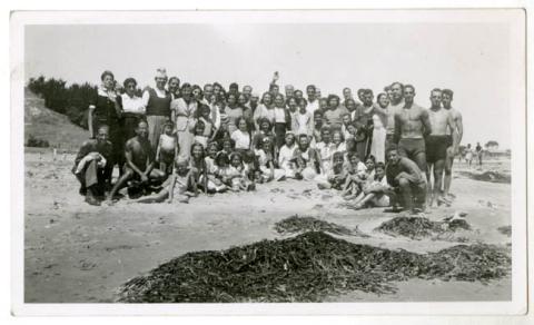 Primera imagen del registro GRUPO DE PERSONAS EN LA PLAYA.
