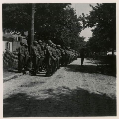 Primera imagen del registro Formación de revista de tropas americanas.