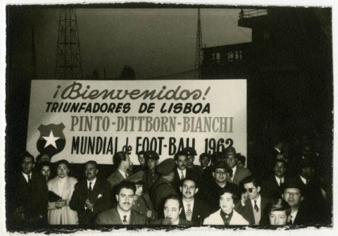 Primera imagen del registro Julio Martínez en bienvenida a Pinto, Dittborn y Bianchi.