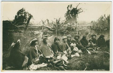 Primera imagen del registro Grupo de mujeres mapuche y niños