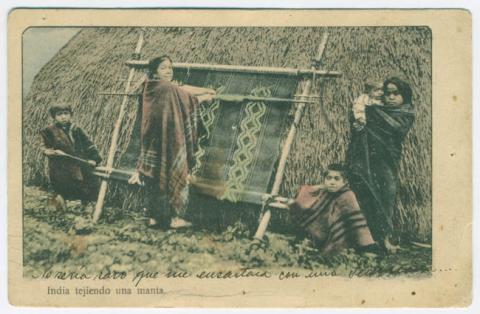 Primera imagen del registro Mujer mapuche tejiendo a telar junto a niños