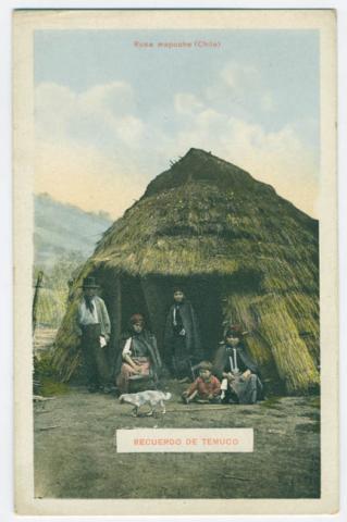 Primera imagen del registro Familia mapuche frente a ruca, en Temuco