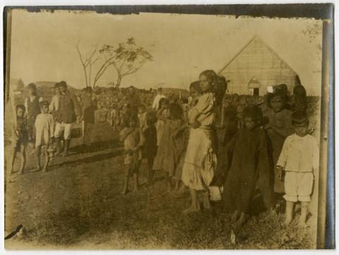 Primera imagen del registro Iglesia, grupo de isleños.