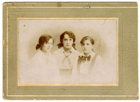 Primera imagen del registro Pilar Riesco Palma, Elena Cavada Riesco y Julia Riesco Palma