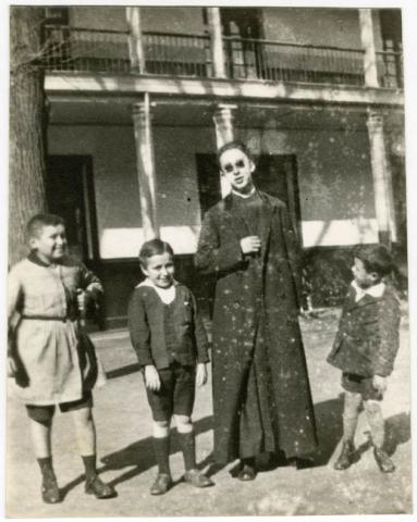 Primera imagen del registro Sacerdote y tres niños