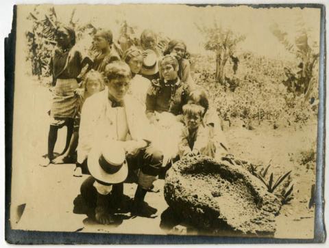 Primera imagen del registro RETRATO GRUPO DE HABITANTES I DE PASCUA.