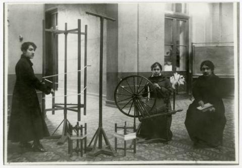 Primera imagen del registro Mujeres hilando
