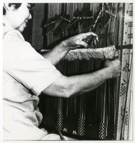 Primera imagen del registro MUJER TEJIENDO A TELAR.