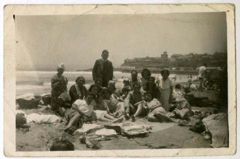 Primera imagen del registro GRUPO DE PERSONAS EN LA PLAYA