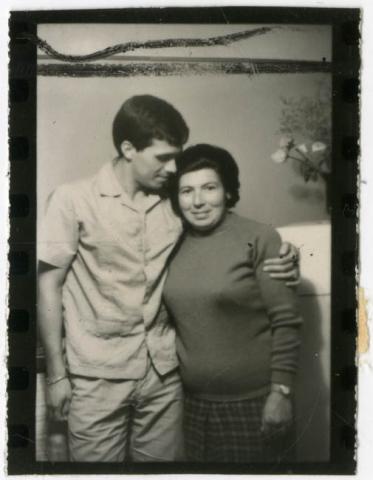 Primera imagen del registro Elías Figueroa y su madre Lidia Brander