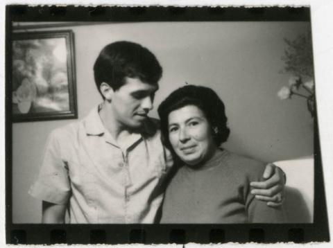 Primera imagen del registro Elías Figueroa y su madre Lidia Brander