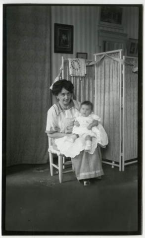 Primera imagen del registro María Luisa Beeche de Eastman con un hijo