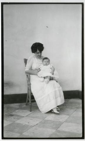 Primera imagen del registro MARIA LUISA BEECHE DE EASTMAN E HIJO