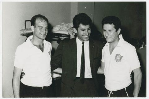Primera imagen del registro ELADIO ROJAS Y DOS JUGADORES DE COLOCOLO