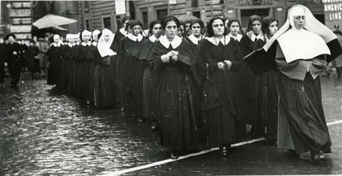 Primera imagen del registro Procesión de religiosas