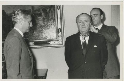 Primera imagen del registro RENE SILVA ESPEJO,SIENDO CONDECORADO