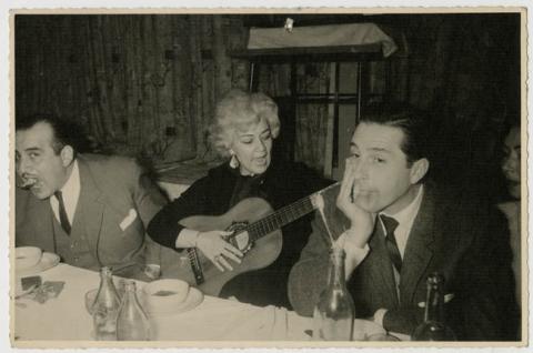 Primera imagen del registro CANTANTE EN UNA TERTULIA;AÑO:50-60.