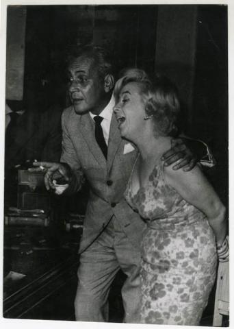 Primera imagen del registro S.PIÑEIRO Y COMPAÑIA MIRANDO LA VITRINA.