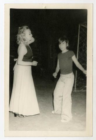 Primera imagen del registro Silvia Piñeiro bailando en una fiesta con su hijo