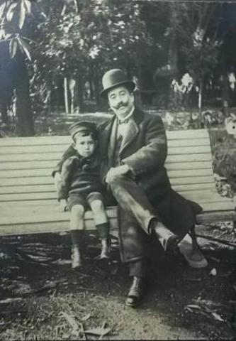 Primera imagen del registro Retrato masculino con un niño