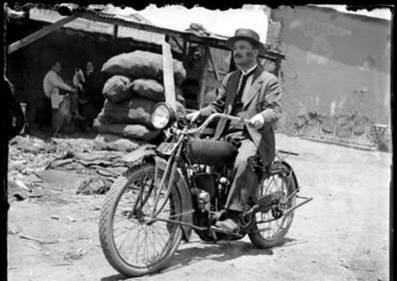 Primera imagen del registro Retrato masculino en motocicleta
