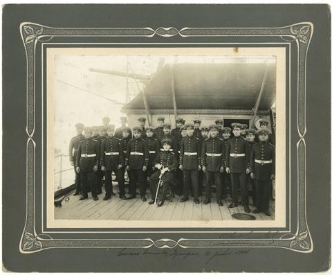 Primera imagen del registro Retrato en grupo de marinos en buque crucero Esmeralda.