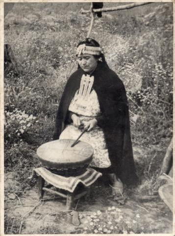 Primera imagen del registro Mujer Tocando el Cultrun