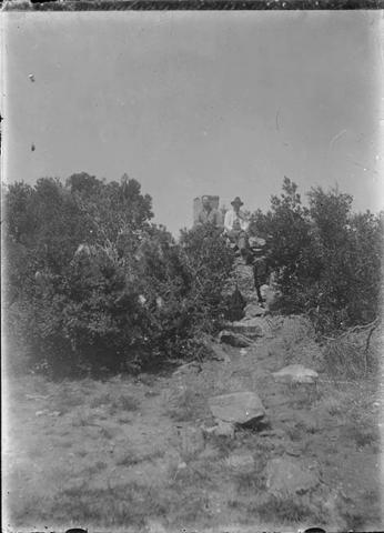 Primera imagen del registro Retrato de hombres al aire libre. Paisaje