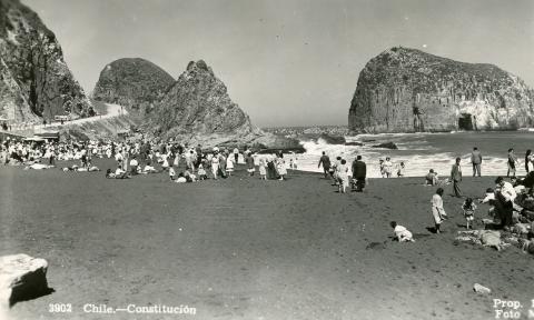 Primera imagen del registro Bañistas en playa de Constitución
