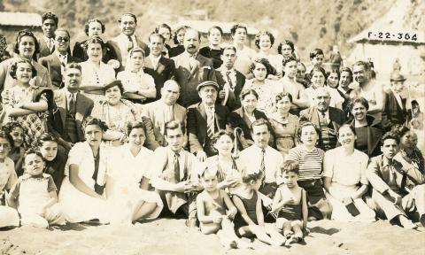 Primera imagen del registro Retrato de hombres y mujeres en la playa