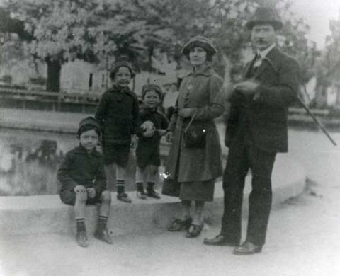 Primera imagen del registro Retrato de Guillermo, Lidia, Bernardo, Mario y Andrés