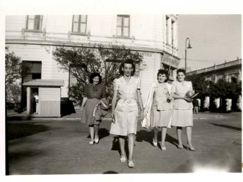 Primera imagen del registro Mujeres cruzando la calle