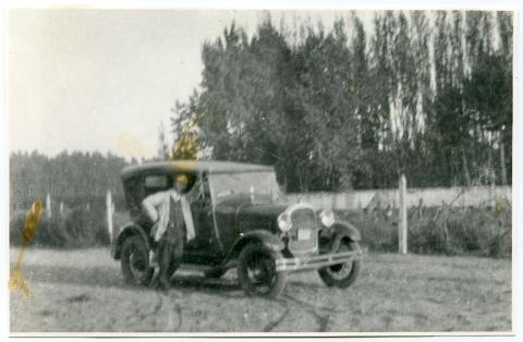 Primera imagen del registro Hombre junto a automóvil, ca. 1940