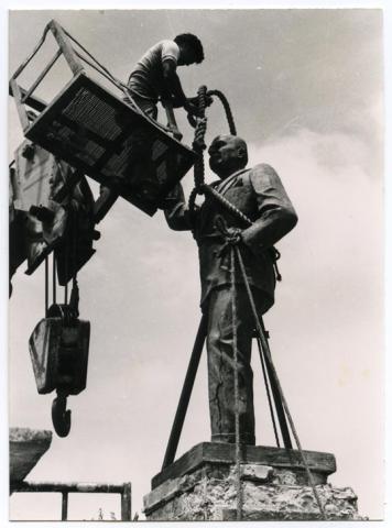 Primera imagen del registro Carga del monumento de Gabriel González Videla en La Serena, 1986