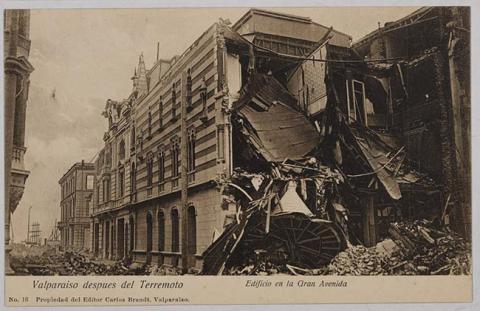 Primera imagen del registro Valparaíso después del terremoto - Edificio en la Gran Avenida