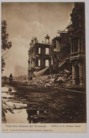 Primera imagen del registro Valparaíso después del terremoto - Edificio en la Avenida Brasil