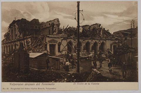 Primera imagen del registro Valparaíso después del terremoto - El Teatro de la Victoria